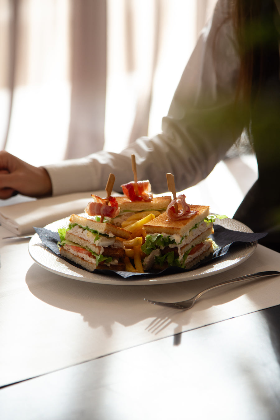 CLUB SANDWICH AL POLLO CON PATATINE FRITTE